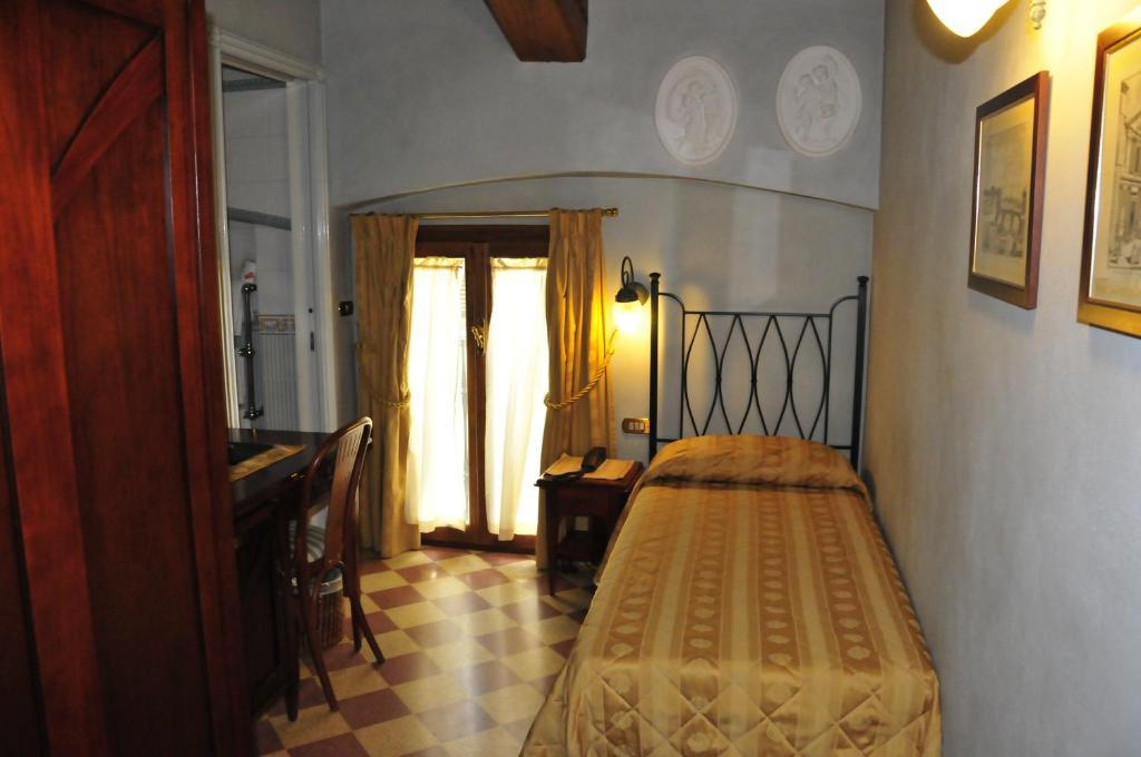 Hotel Della Robbia Firenze Szoba fotó